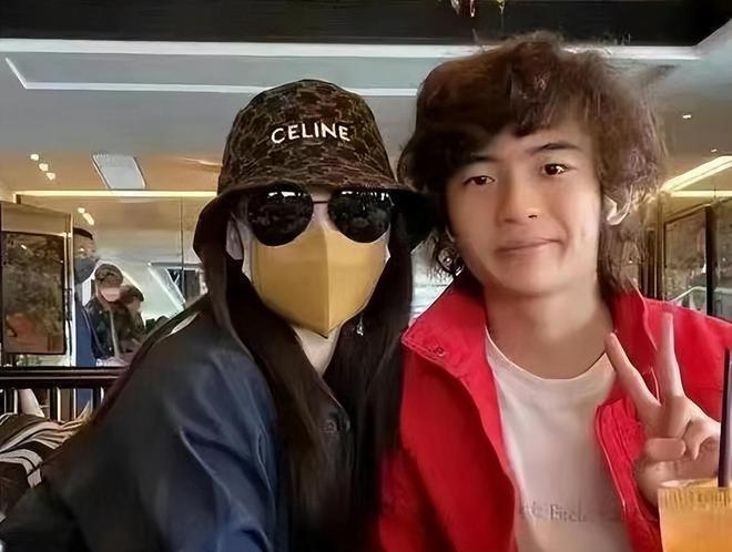 谢霆锋与16岁长子合体返港，机场晒温馨父子情，细节尽显严父家教