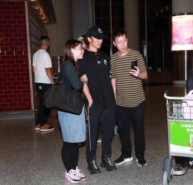 谢霆锋与16岁长子合体返港，机场晒温馨父子情，细节尽显严父家教