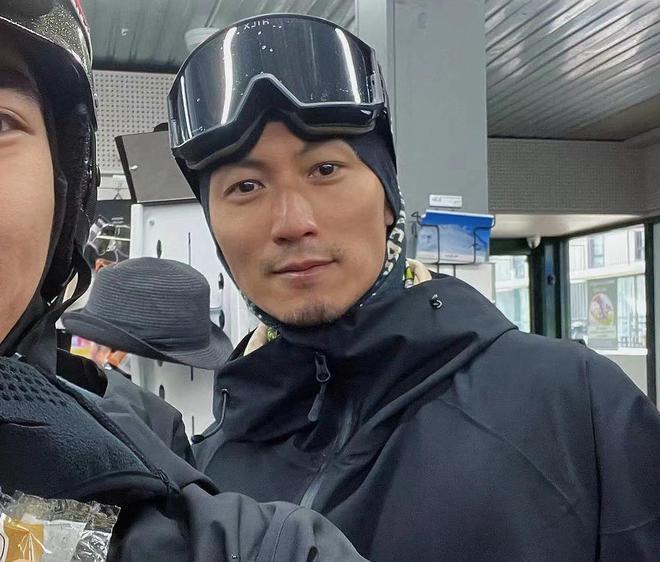 谢霆锋与16岁长子合体返港，机场晒温馨父子情，细节尽显严父家教