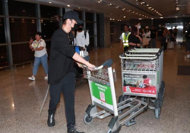 谢霆锋与16岁长子合体返港，机场晒温馨父子情，细节尽显严父家教