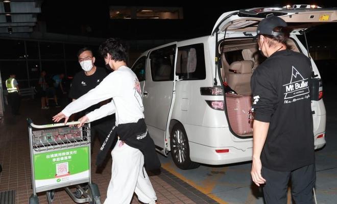 谢霆锋与16岁长子合体返港，机场晒温馨父子情，细节尽显严父家教