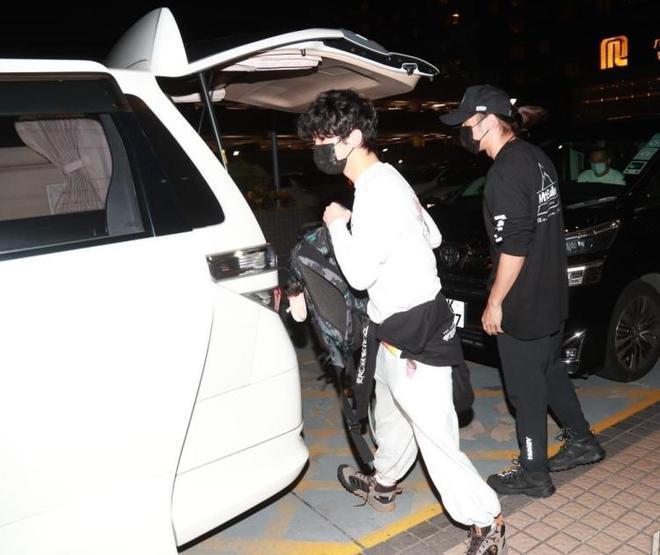 谢霆锋与16岁长子合体返港，机场晒温馨父子情，细节尽显严父家教