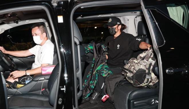 谢霆锋与16岁长子合体返港，机场晒温馨父子情，细节尽显严父家教