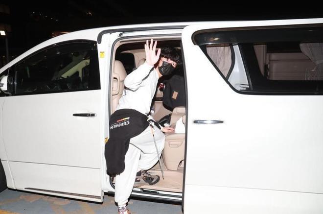 谢霆锋与16岁长子合体返港，机场晒温馨父子情，细节尽显严父家教