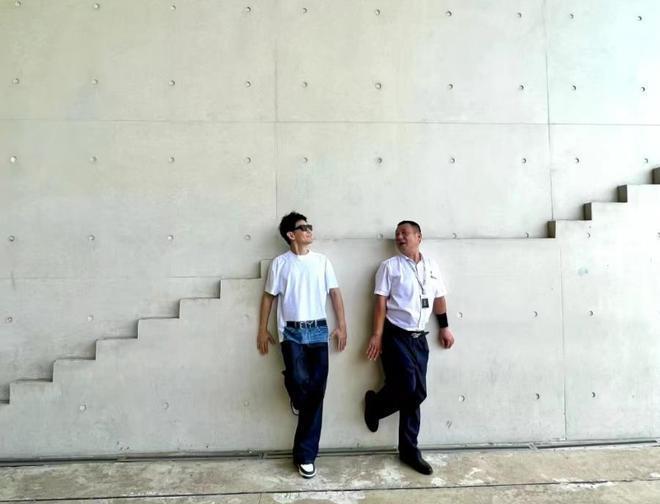 林志颖车祸后罕晒工作照，172cm暴瘦到变形，手臂上手术痕迹明显