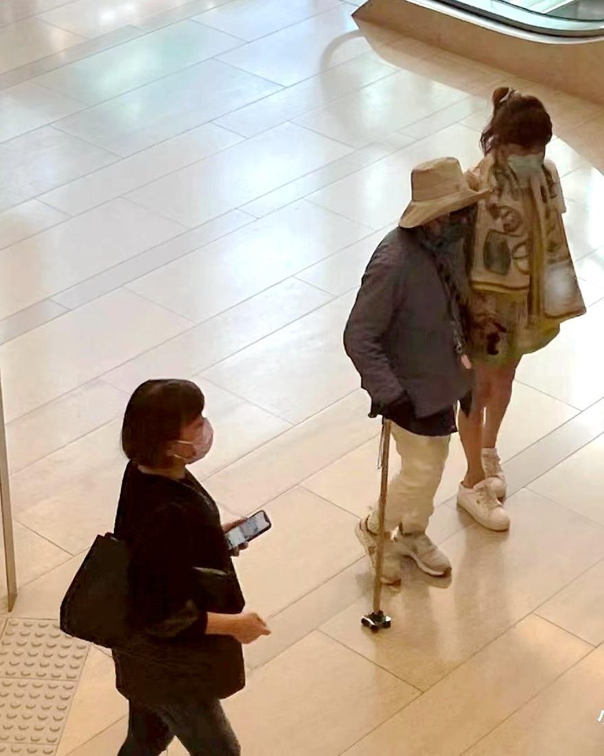 李玟离世后，86岁母亲首露面，消瘦10多斤，大热天穿厚衣服戴手套