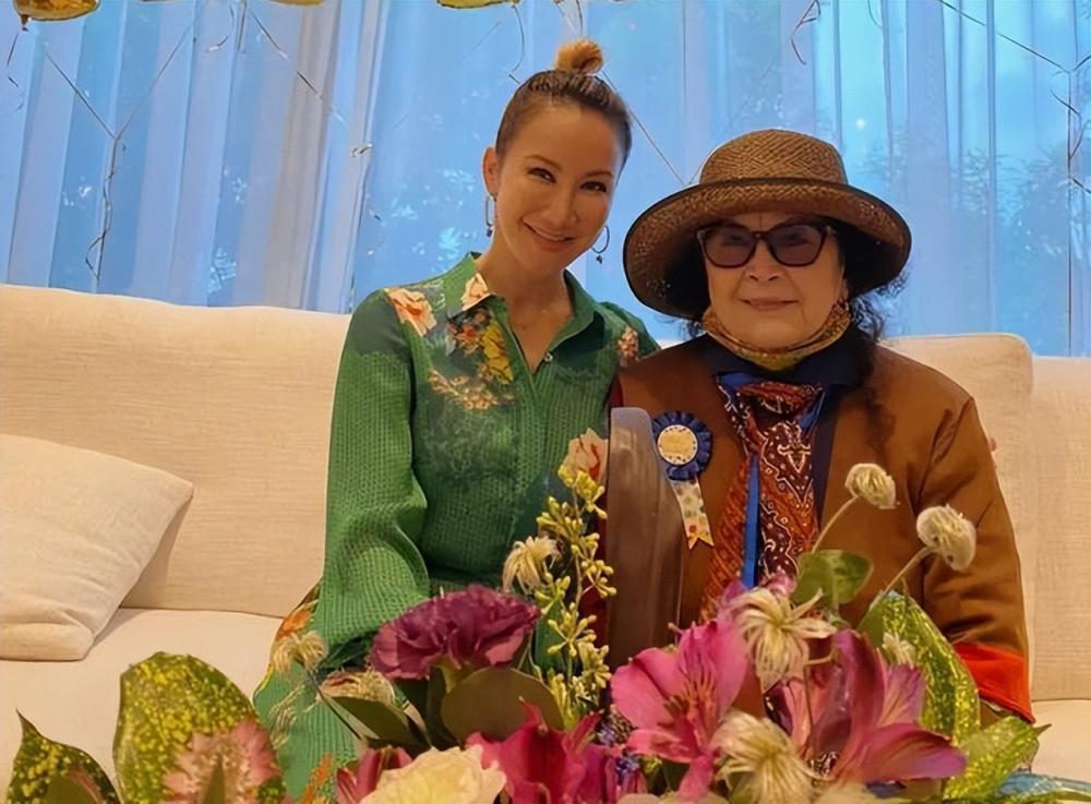 李玟离世后，86岁母亲首露面，消瘦10多斤，大热天穿厚衣服戴手套