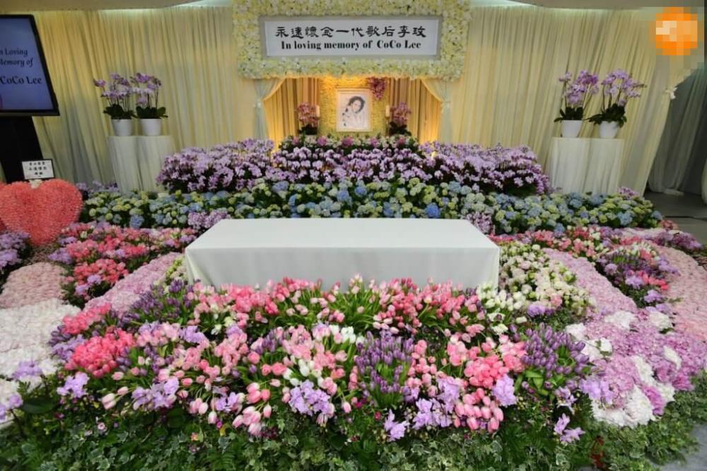 李玟离世后，86岁母亲首露面，消瘦10多斤，大热天穿厚衣服戴手套