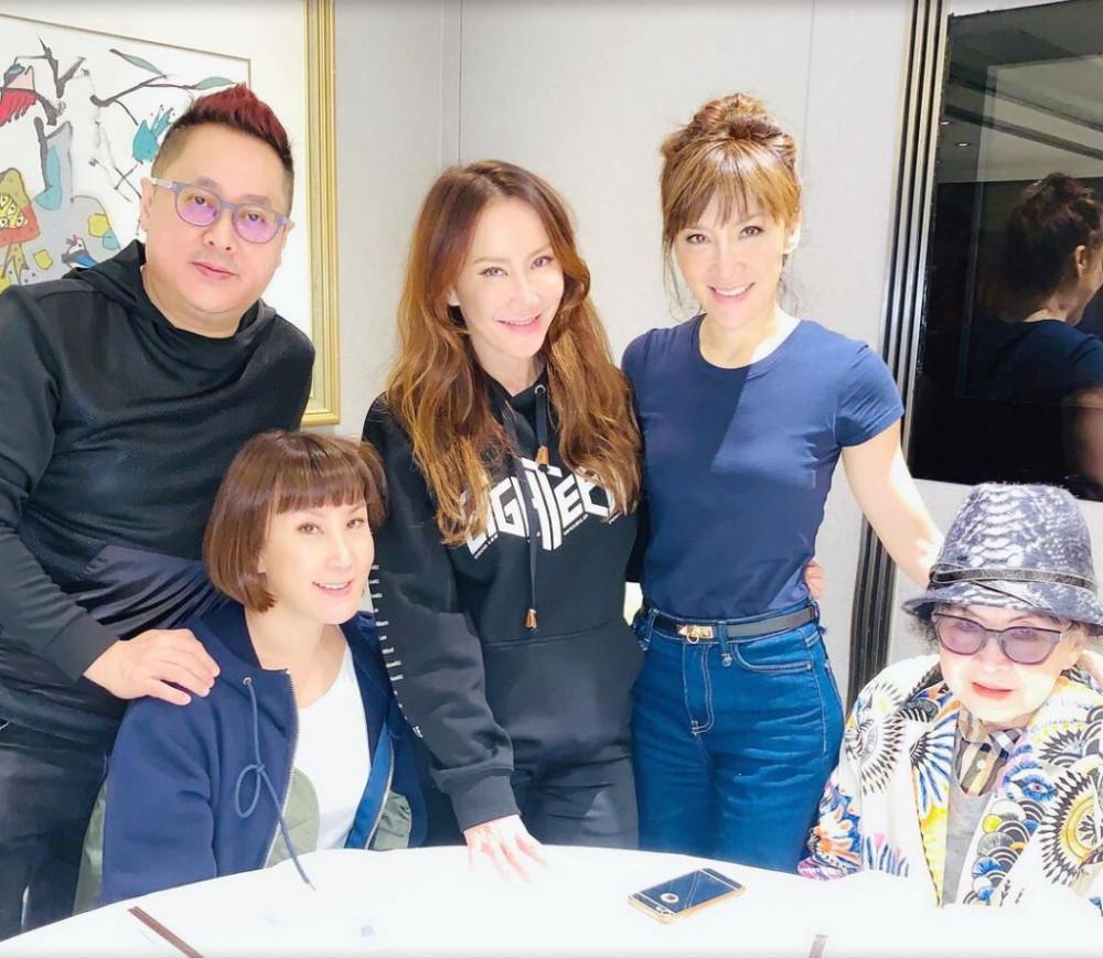 李玟离世后，86岁母亲首露面，消瘦10多斤，大热天穿厚衣服戴手套