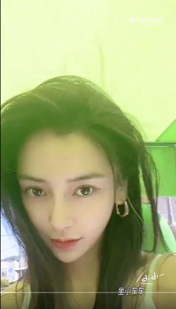 baby晒照清纯甜美似初恋，温柔飞吻引猜疑，手戴戒指亲自澄清