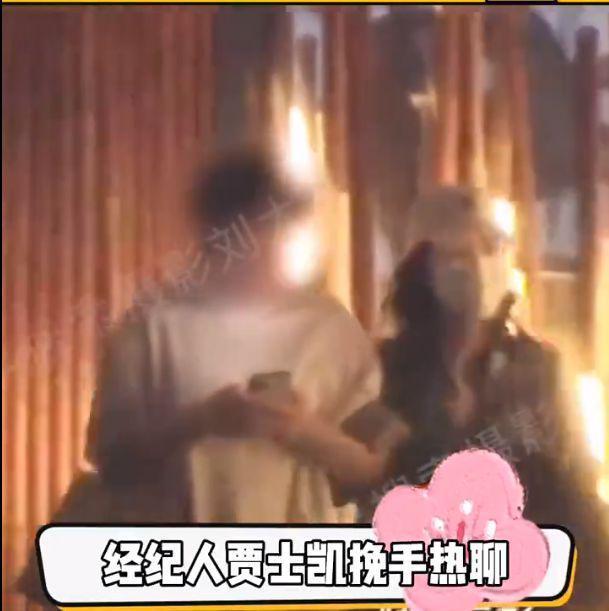 baby晒照清纯甜美似初恋，温柔飞吻引猜疑，手戴戒指亲自澄清