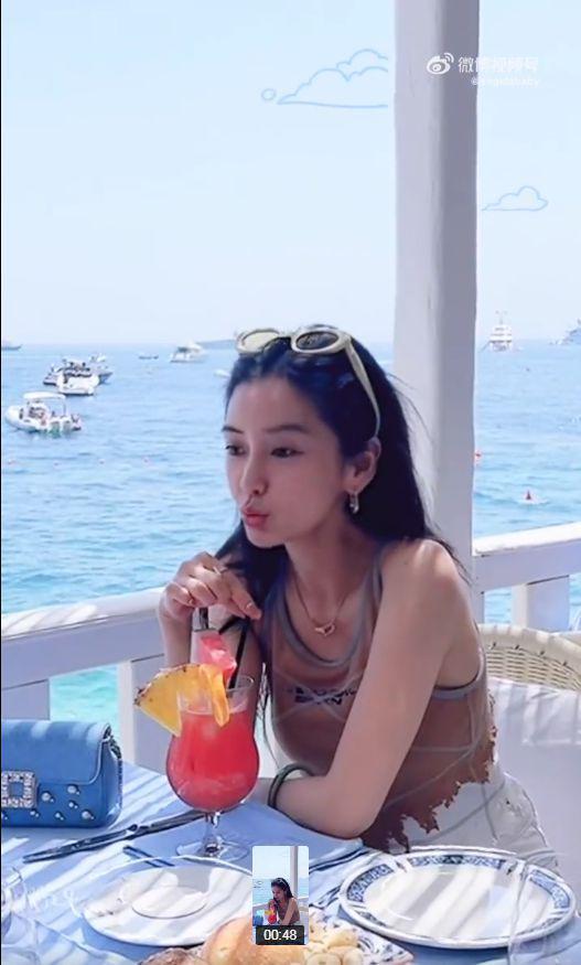 baby晒照清纯甜美似初恋，温柔飞吻引猜疑，手戴戒指亲自澄清
