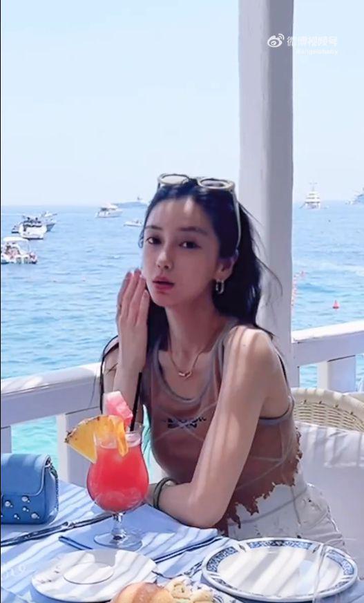 baby晒照清纯甜美似初恋，温柔飞吻引猜疑，手戴戒指亲自澄清
