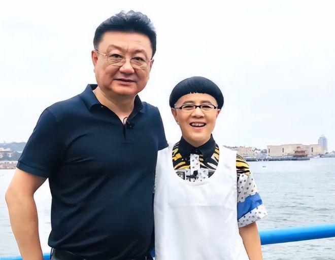 56岁金龟子庆结婚35周年，丈夫是央视王宁，夫妻俩被指像祖孙