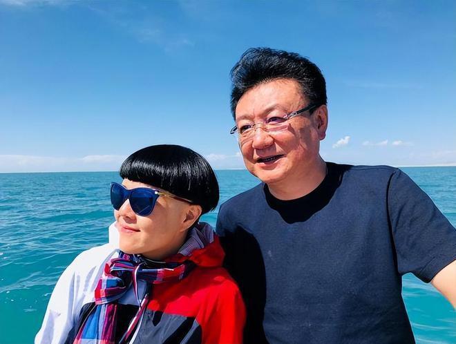 56岁金龟子庆结婚35周年，丈夫是央视王宁，夫妻俩被指像祖孙