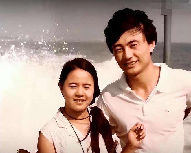 56岁金龟子庆结婚35周年，丈夫是央视王宁，夫妻俩被指像祖孙