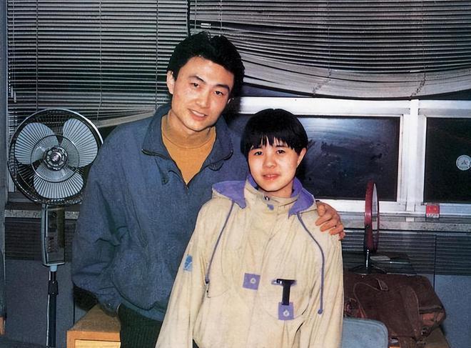 56岁金龟子庆结婚35周年，丈夫是央视王宁，夫妻俩被指像祖孙