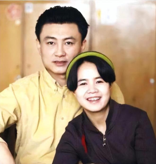 56岁金龟子庆结婚35周年，丈夫是央视王宁，夫妻俩被指像祖孙