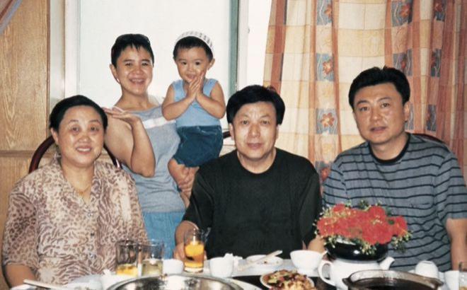 56岁金龟子庆结婚35周年，丈夫是央视王宁，夫妻俩被指像祖孙
