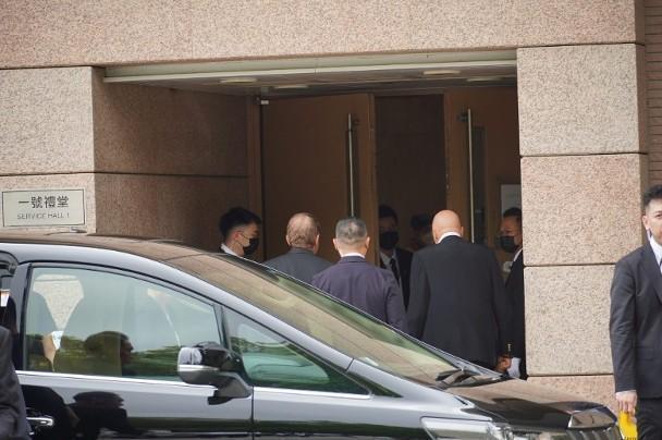 李玟丈夫现身火葬场险遭群殴，现场混乱3名保镖护驾，其眉头紧锁
