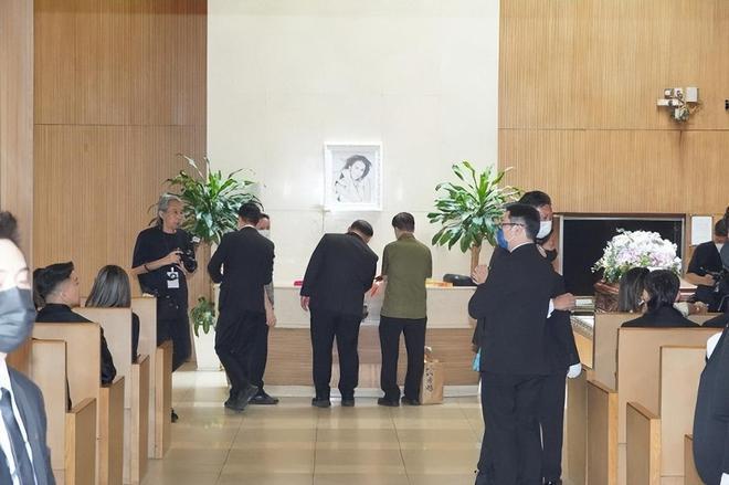 李玟丈夫现身火葬场险遭群殴，现场混乱3名保镖护驾，其眉头紧锁