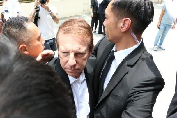 李玟丈夫现身火葬场险遭群殴，现场混乱3名保镖护驾，其眉头紧锁