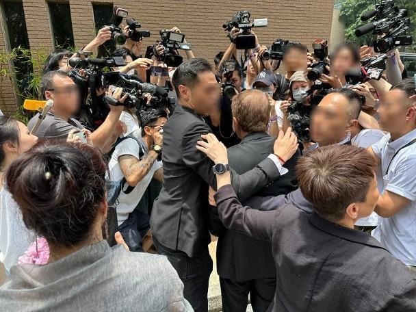 李玟丈夫现身火葬场险遭群殴，现场混乱3名保镖护驾，其眉头紧锁