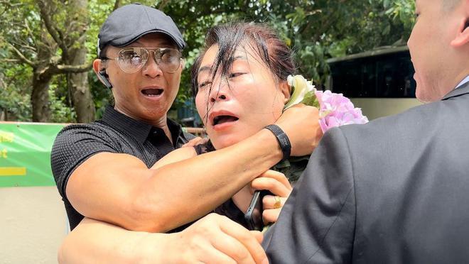 李玟丈夫现身火葬场险遭群殴，现场混乱3名保镖护驾，其眉头紧锁