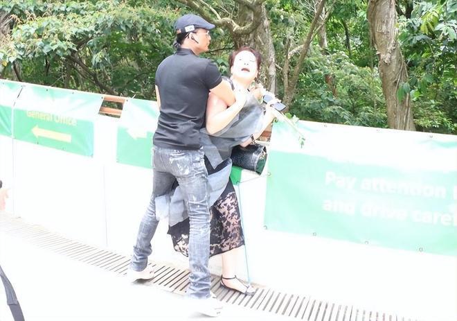李玟丈夫现身火葬场险遭群殴，现场混乱3名保镖护驾，其眉头紧锁