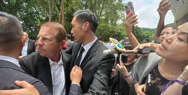 李玟丈夫现身火葬场险遭群殴，现场混乱3名保镖护驾，其眉头紧锁