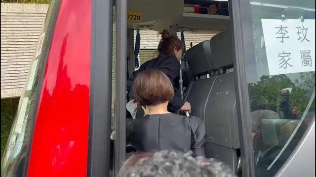 李玟丈夫现身火葬场险遭群殴，现场混乱3名保镖护驾，其眉头紧锁