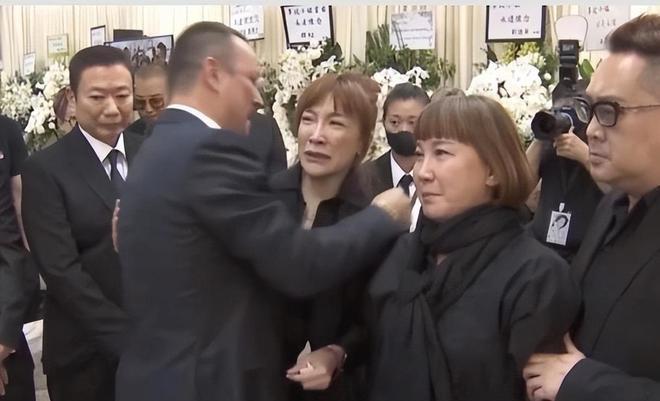 李玟丈夫现身火葬场险遭群殴，现场混乱3名保镖护驾，其眉头紧锁