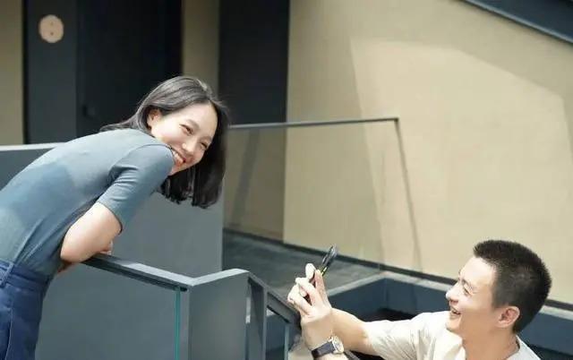 42岁朱丹晒庆生照 获老公周一围和儿女贴心陪伴