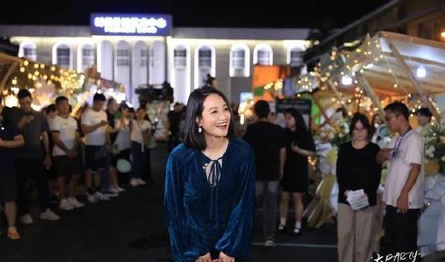 42岁朱丹晒庆生照 获老公周一围和儿女贴心陪伴
