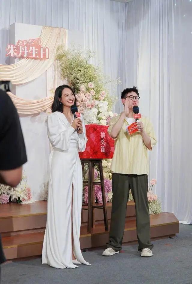 42岁朱丹晒庆生照 获老公周一围和儿女贴心陪伴