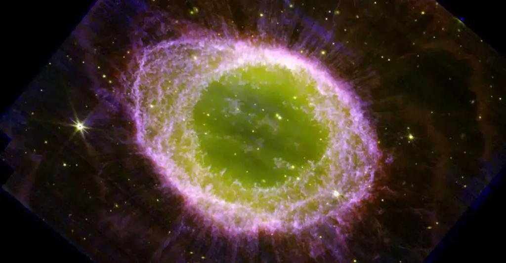 太空奇观：韦伯望远镜拍摄到环状星云的绝美细节