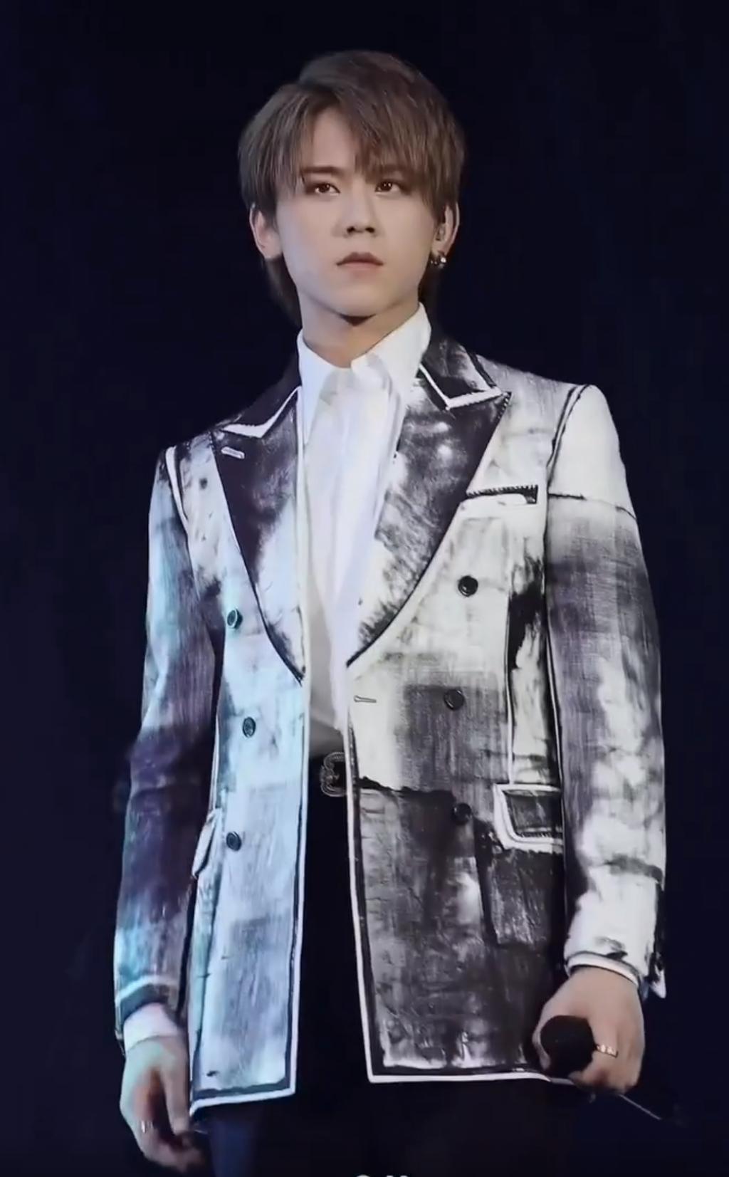 香港顶流姜涛开演唱会，身形肥胖圆成球，与罗志祥同场被全面碾压