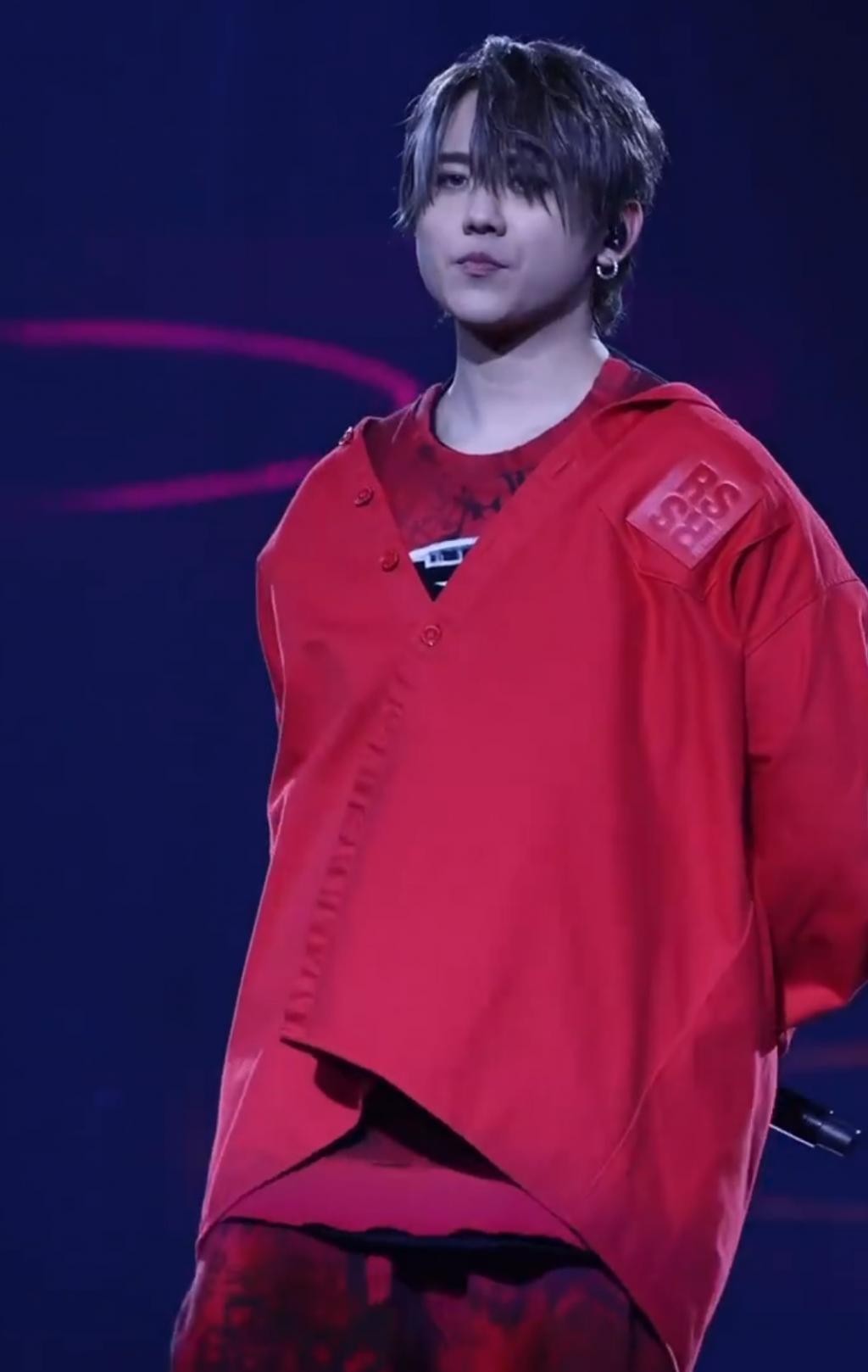 香港顶流姜涛开演唱会，身形肥胖圆成球，与罗志祥同场被全面碾压