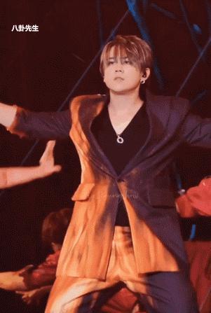 香港顶流姜涛开演唱会，身形肥胖圆成球，与罗志祥同场被全面碾压