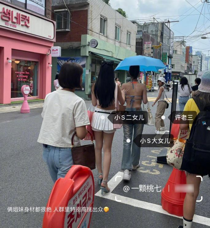 小S女儿韩国旅游被偶遇，穿着大胆惹争议，一个太性感一个很韩范