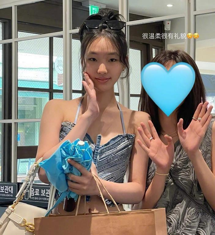 小S女儿韩国旅游被偶遇，穿着大胆惹争议，一个太性感一个很韩范