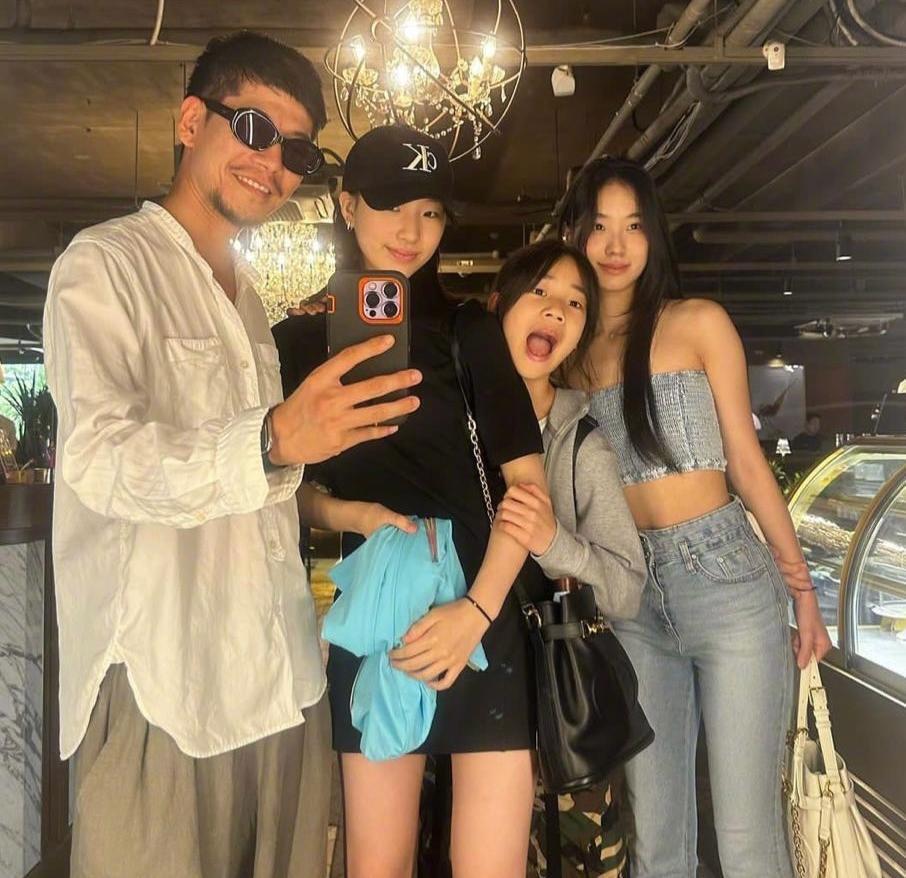 小S女儿韩国旅游被偶遇，穿着大胆惹争议，一个太性感一个很韩范
