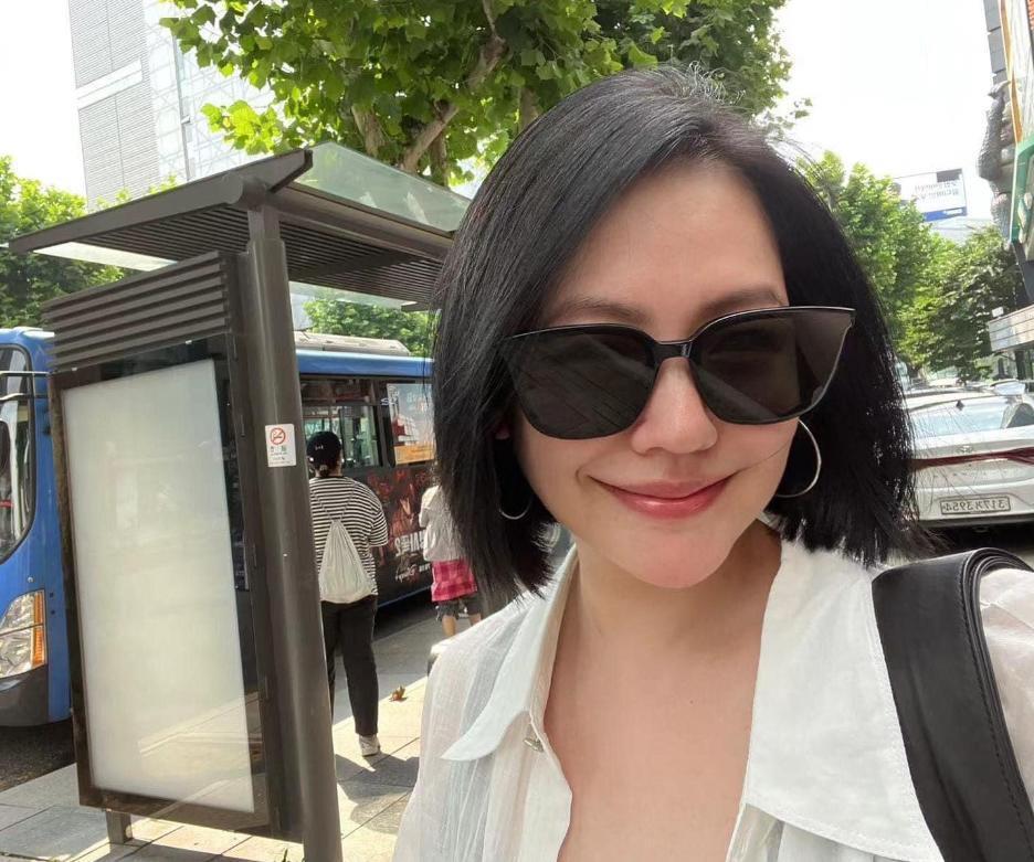 小S女儿韩国旅游被偶遇，穿着大胆惹争议，一个太性感一个很韩范