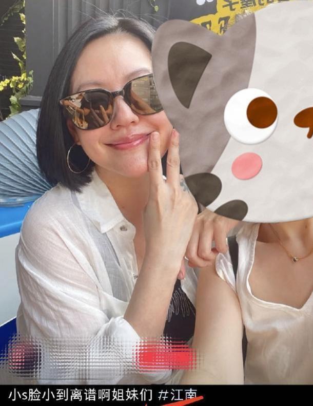 小S女儿韩国旅游被偶遇，穿着大胆惹争议，一个太性感一个很韩范
