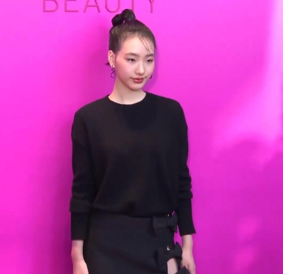 小S女儿韩国旅游被偶遇，穿着大胆惹争议，一个太性感一个很韩范