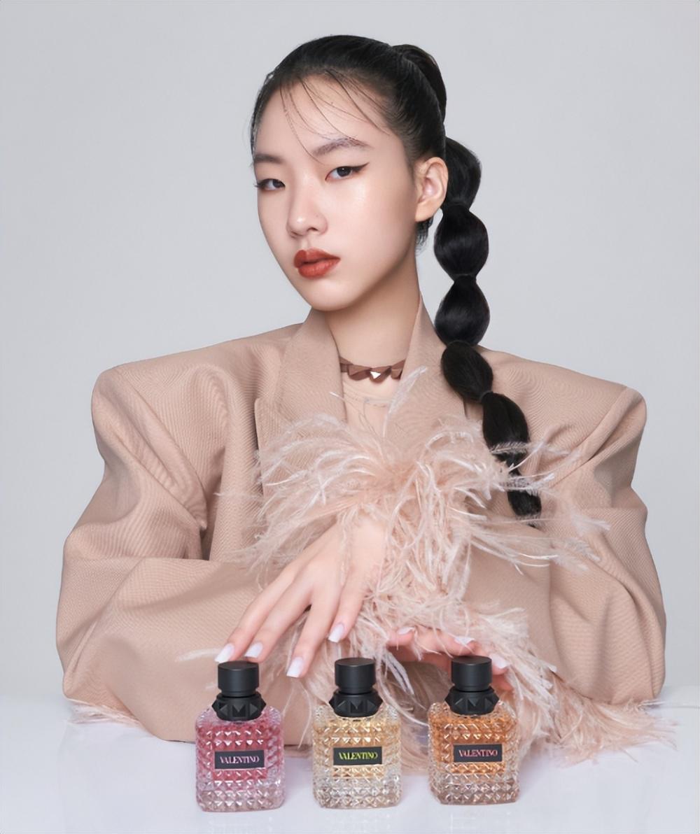 小S女儿韩国旅游被偶遇，穿着大胆惹争议，一个太性感一个很韩范
