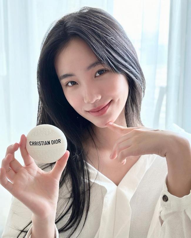 小S女儿韩国旅游被偶遇，穿着大胆惹争议，一个太性感一个很韩范