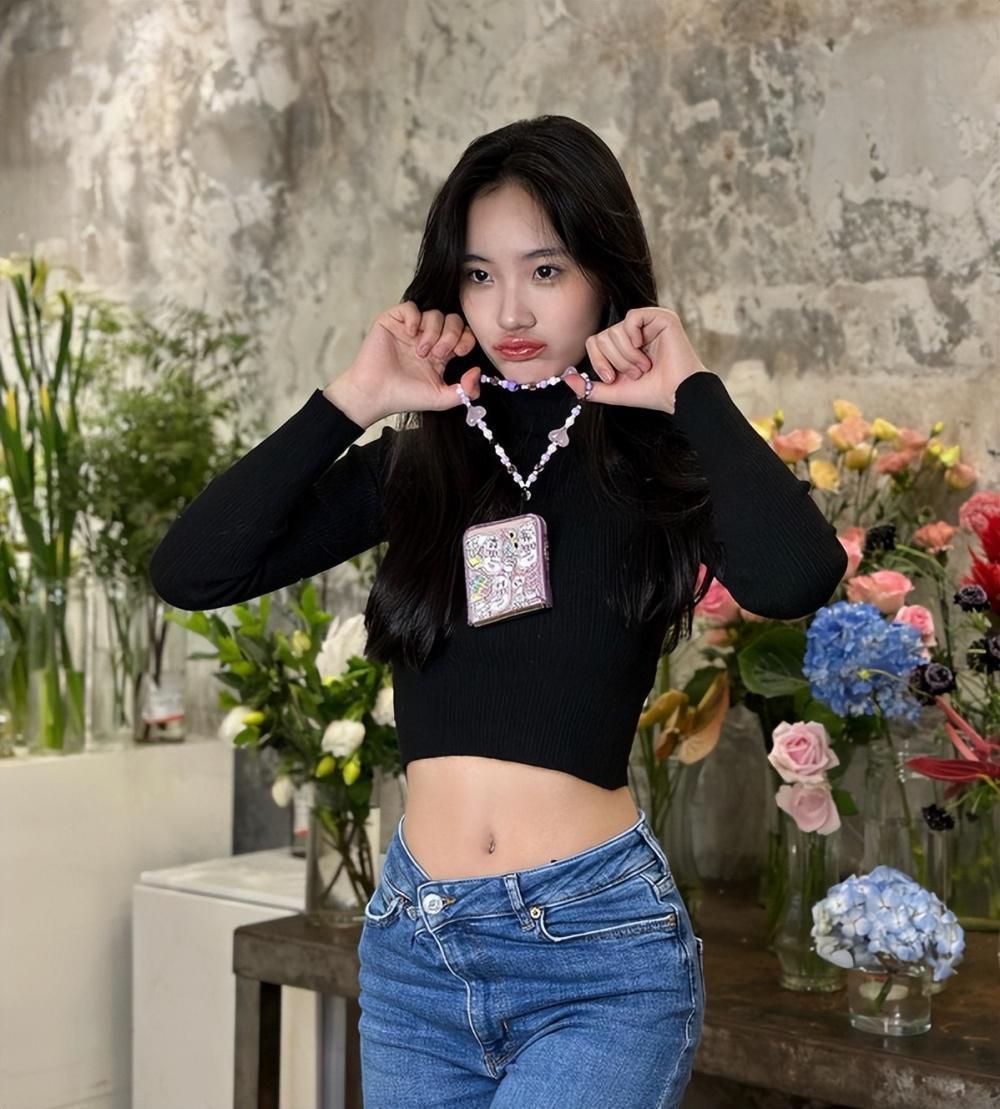 小S女儿韩国旅游被偶遇，穿着大胆惹争议，一个太性感一个很韩范