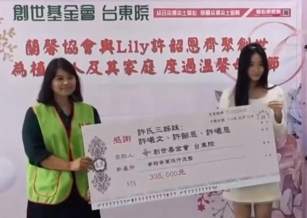 小S女儿韩国旅游被偶遇，穿着大胆惹争议，一个太性感一个很韩范