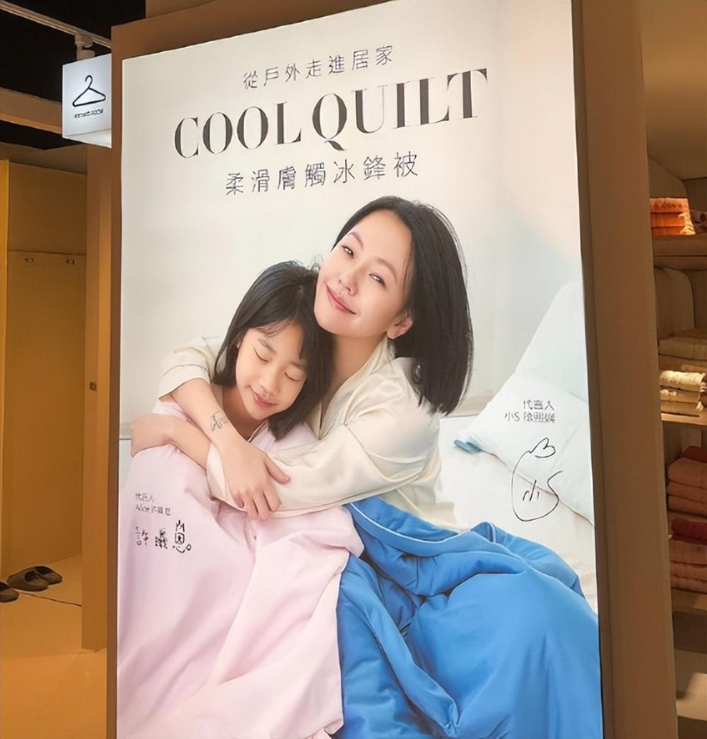小S女儿韩国旅游被偶遇，穿着大胆惹争议，一个太性感一个很韩范